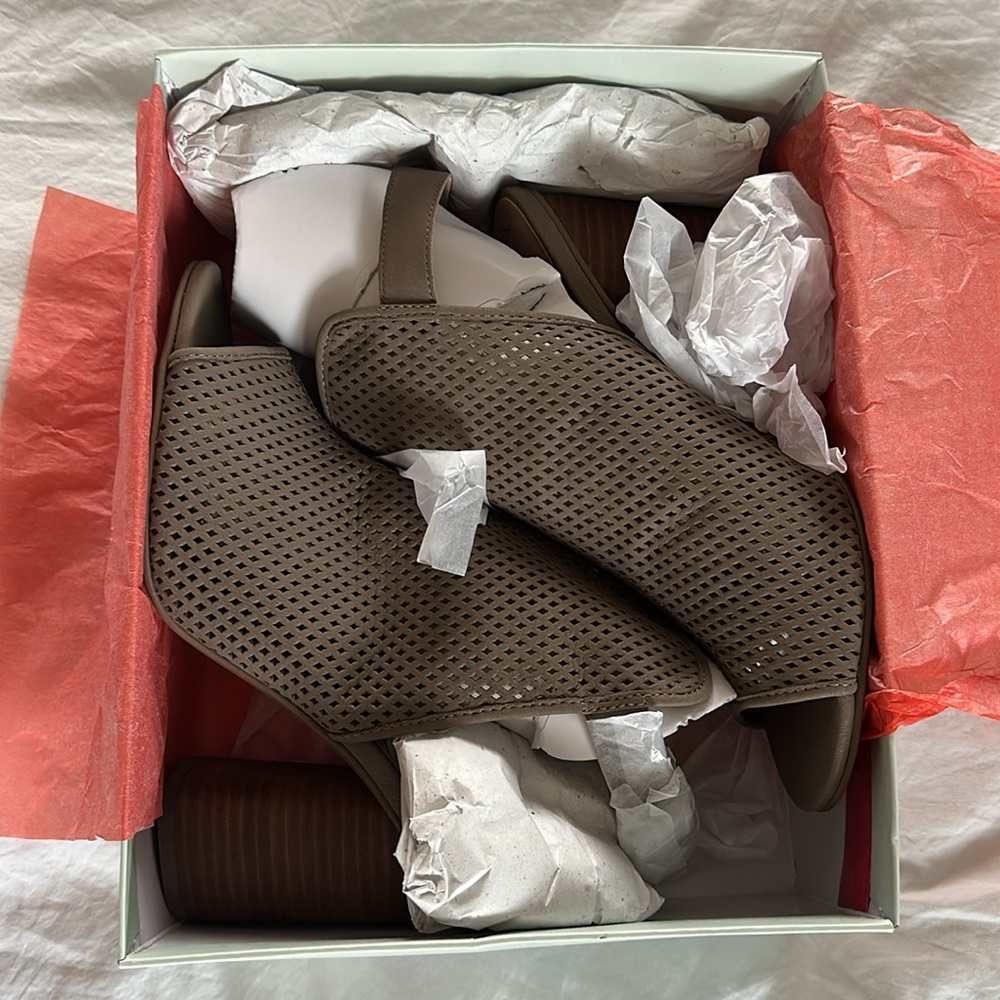 New in Box Sole Society Bombay Women's Shoes in Mushroom Size 9.5